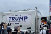【画像】バイデン「トランプ支持者はゴミ」→　トランプ、ゴミ収集車に乗り選挙集会に到着