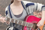 【画像】路上で弾き語ってる女子「何かリクエストとかありますか～？」