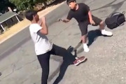 【動画】鋭いスピンキック1発で決まったストリートファイト。
