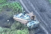 丸太装甲装備のBMP-3歩兵戦闘車をウクライナ軍のドローンが爆破排除！