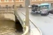 暴走したバスが川に落下して乗客7人が亡くなった事故の映像が公開される。（ロシア）