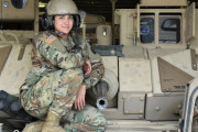 アイダホ陸軍州兵に初めての女性歩兵将校が誕生…M2ブラッドレー戦闘車数量を指揮！