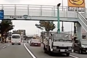 【福岡】クレーンを上げたまま走っていたトラックが歩道橋に突っ込む事故。