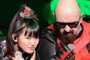 【BABYMETAL】かわいい日本の孫娘のためにマイクを移動する、メタルゴッド