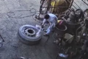 【衝撃】トラックタイヤの爆発を顔面で受け止めてしまった男性が・・・。