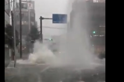 大雨に襲われた埼玉県大宮市の道路映像がヤバすぎる！下から水の柱が噴出