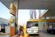 【動画】このステップワゴン乗りｗｗｗ給油中にライターで照らそうとして火災にｗｗｗ