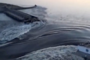 【動画】ウクライナの巨大ダム「カホフカダム」がロシア軍により爆破され下流が氾濫。