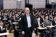 【朗報】日立製作所さん、私服OKの入社式を実施した様子がこちらwwwww