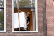 【動画】下手くそかっ。窓から洗濯機を降ろそうとした男の悲劇。
