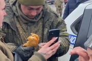 ロシアの若い兵士ウクライナ住民にパンと紅茶を振る舞ってもらい涙する
