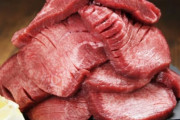 【動画】アメリカ人、肉を肉で包んでそれを肉で巻くという馬鹿みたいな料理を発案する………