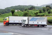 大型トラックドライバー不足が深刻化、運送会社「残業も月６０時間、完全週休２日制なのに応募が来ない」
