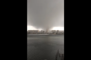 【動画】巨大竜巻が街を破壊する動画が恐ろしすぎる・・・