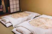 海外「日本人が床の上で寝てるって知ってる？」ベッドで寝てると背中おかしくなると思うんだ