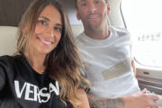 メッシ妻、プライベートジェット機内での２ショットを披露…パリＳＧ移籍へ