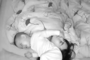 子育て大変すぎるｗｗｗ赤ちゃんと一緒に眠る夫婦のベッドを映す映像が人気に。