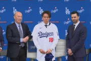 山本由伸、ドジャース入団会見　背番号18のユニホームに袖を通す