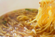 今日競馬で60万円負けて晩飯は100円のカップラーメンだった