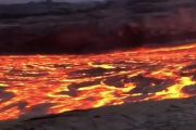 マグマの川、頑張れば渡れそう・・・【画像・動画】
