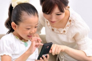 子供にスマホを与えたいのに夫が「お前は携帯の時も約束を破って子供に買い与えた。お前の稼ぎで買え」と非協力的。そうは言っても私は病弱で働けない。夫の小遣いを節約して欲しい