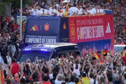スペイン代表凱旋パレード、マドリード市内で50万人の前で通算４度目のEURO優勝報告