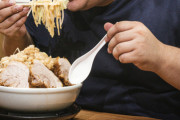 ラーメンを食べに行くと絶対に煮卵をトッピングする彼。