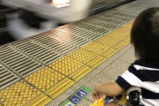 電車赤ちゃん「ン゛ア゛ッア゛ア゛ア゛ア゛！」母「……」赤「オ゛ア゛ア゛ア゛ア゛アッ！」→結果・・・