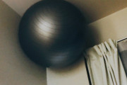 【画像】ﾐ( Ꙭ)「バランスボール買ったはええけど大きすぎて邪魔やなぁ…せや！」