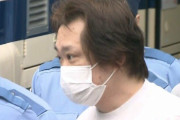 三田佳子さんの次男・高橋祐也容疑者を送検　“むくんだ”顔で警察車両へ　逮捕のキッカケは「知人からの相談」