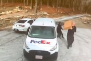 【動画】アメリカの置き配泥棒、荷物が置かれる前に強奪して強盗になってしまう。