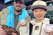 【朗報】大谷のホームランボール取ったおっさん、日本から来たキッズにプレゼントｗｗｗｗｗ(画像あり)