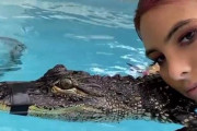 美女SNSセレブさん、ペットのワニとプールで戯れる動画をSNSに投稿した結果 → 批判が殺到し炎上してしまう・・・