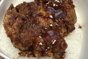 【悲報】セブンイレブン、ソースカツ丼から重要な要素を削除