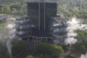 22階建てガラス張りのシェラトン・クロスローズ・ホテルが爆破解体…36年間の歴史に終止符を打つ瞬間（動画）