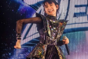 BABYMETALのナンバープレート + 武藤彩未が中山競馬場で父と弟の重賞制覇を祝う　【海外の反応】