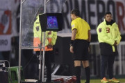 世界中で議論を呼ぶVAR…FIFA、副審を廃止しコンピュータに置き換えを検討か