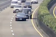 【動画】高速道路の事故現場に後続車が突っ込み車外にいた2人が亡くなった事故。