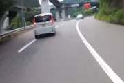 【動画】油坂峠で対向車に突っ込まれかけたバイク乗りの車載。