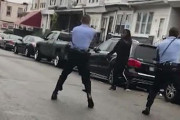 【動画】黒人男性がナイフ手に警察に突進→射殺→抗議運動