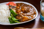 【画像】 女性「男性が一番好きなカレーはこういうのです。これ食べて夏バテ乗り切ろう！」