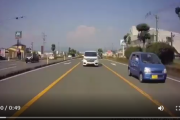 【悲報】軽自動車さん、キッズが大量に歩く『歩道』を爆走してしまう…