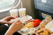 【マナー】新幹線でマックを食べるのはマナー違反！？「常識がない」4.5万いいね超え…『匂いテロ』vs『個人の自由』の大論争
