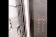 こんなエレベーターは絶対に嫌だ。恐怖のエレベーター事故が撮影される。