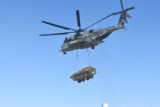 米海兵隊の大型輸送ヘリCH-53Eスーパースタリオンが退役した陸軍ストライカー装甲車を空輸！