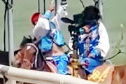 観光客が勝手に飛ばしたドローンを馬に乗った男性が弓矢で撃墜…ネット民絶賛「射機英雄伝だ」！