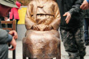 【悲報】韓国の慰安婦像、制作者が強制わいせつで逮捕されたため撤去