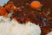 彼女の前でカレーに生卵を入れて食ったら　キモイって言われた