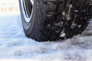 【悲報】雪道で車が立ち往生　11件中9件がノーマルタイヤ