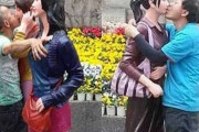 【画像】中国で設置した女性の像、キモ親父たちに胸を揉まれたりキスされたりともうめちゃくちゃ